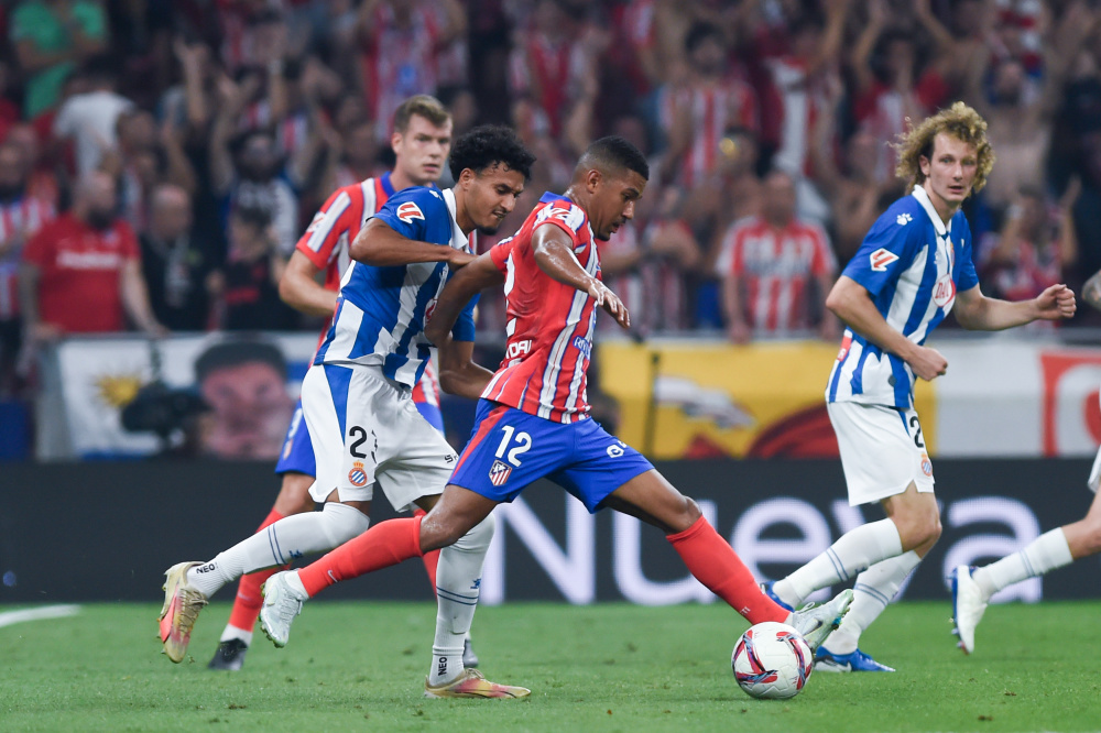 保安大爷中场硬核加入拉拉队，全场尖叫炸了！（中场惊喜！保安大爷硬核加入啦啦队，全场尖叫沸腾）