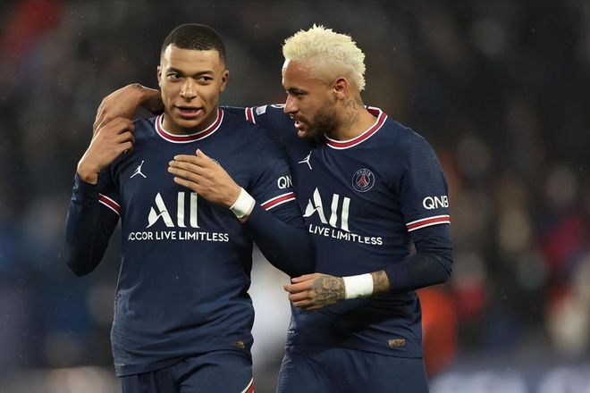 前锋冷静破门，展现成熟心态（前锋沉着建功，尽显成熟心态）