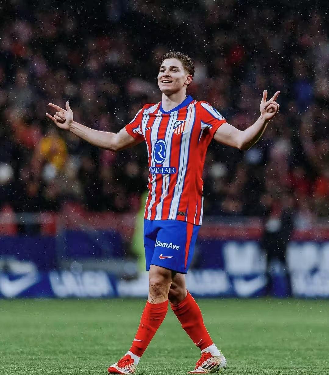 体育精神，霍伊伦祝贺麦克托米奈和苏格兰晋级世界杯（霍伊伦致贺麦克托米奈与苏格兰晋级世界杯，诠释体育精神）