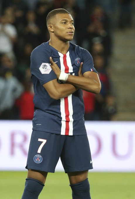 看着都疼！加纳国脚脚踝90度翻转，被日本击败，下轮战玻利维亚（加纳国脚脚踝近90度扭曲令人揪心，球队不敌日本，下一轮迎战玻利维亚）