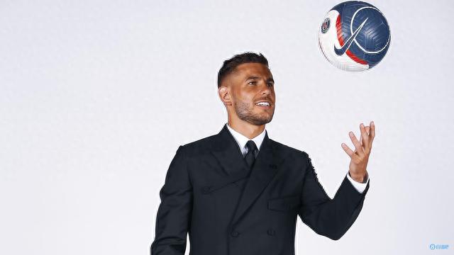 3-2大逆转，AC米兰让二追三+3连胜登顶，27岁替补奇兵10分钟2球（AC米兰3-2逆转翻盘，三连胜登顶，27岁替补10分钟梅开二度）